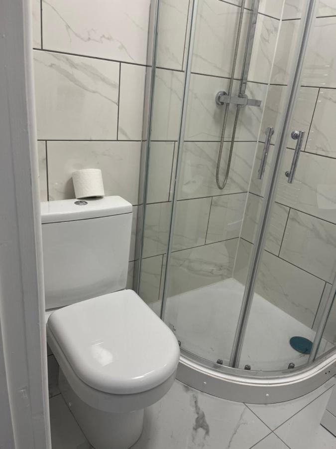 Self Contained Room, En-Suite With Separate Lockable Front Door, Located In An Exclusive Area 温斯伯里 外观 照片