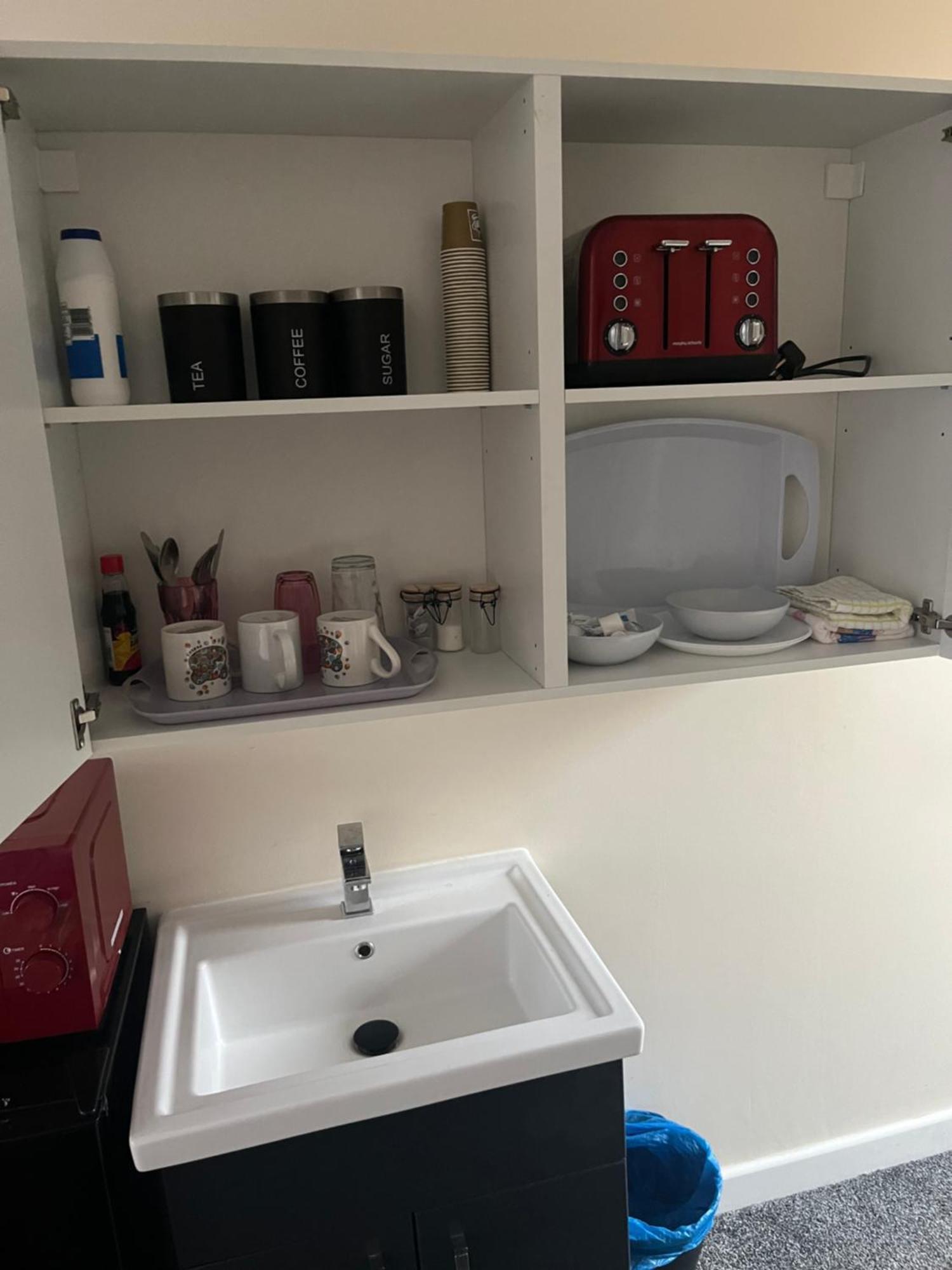 Self Contained Room, En-Suite With Separate Lockable Front Door, Located In An Exclusive Area 温斯伯里 外观 照片